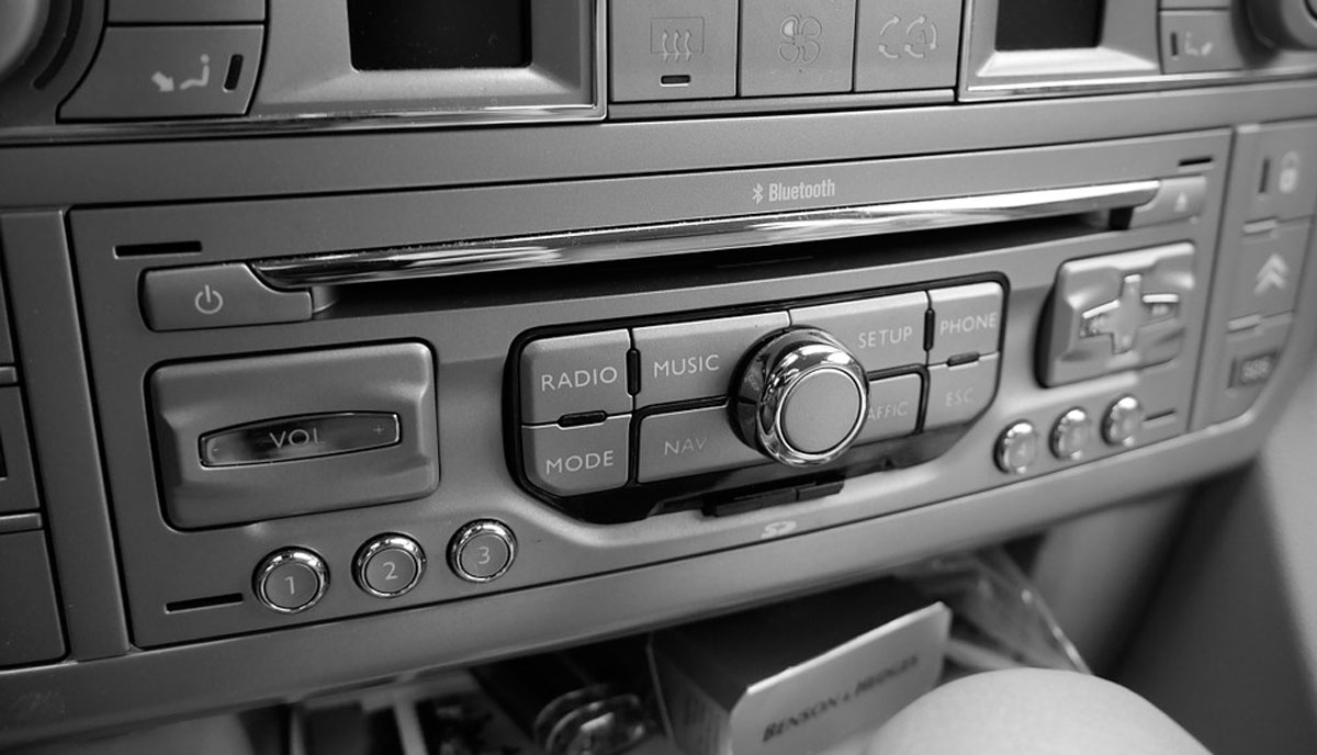 taller-mecanico-solia-motor-cantabria-equipo-de-sonido Instalación de equipos de sonido